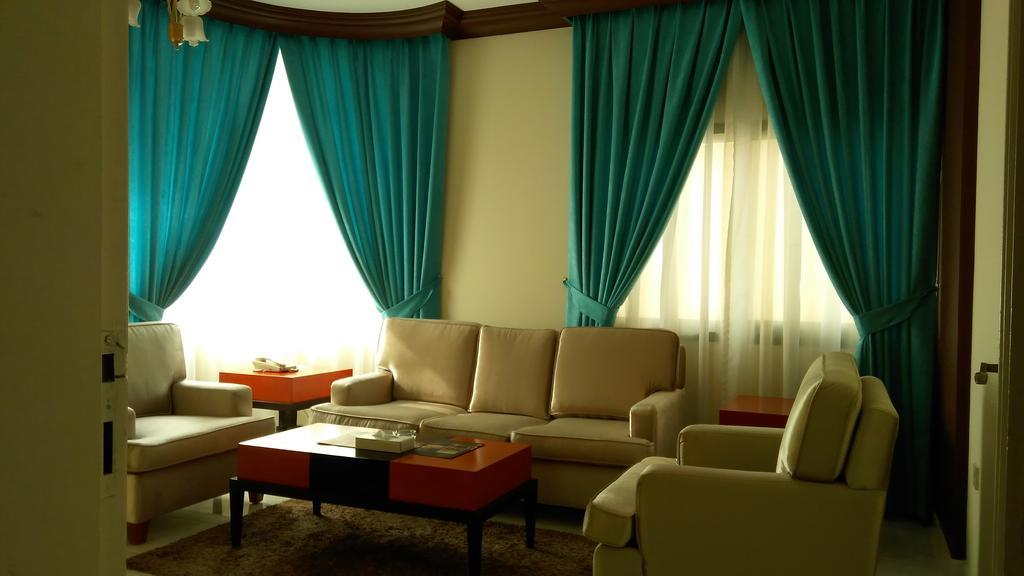 Royal Crown Suites Schardscha Exterior foto