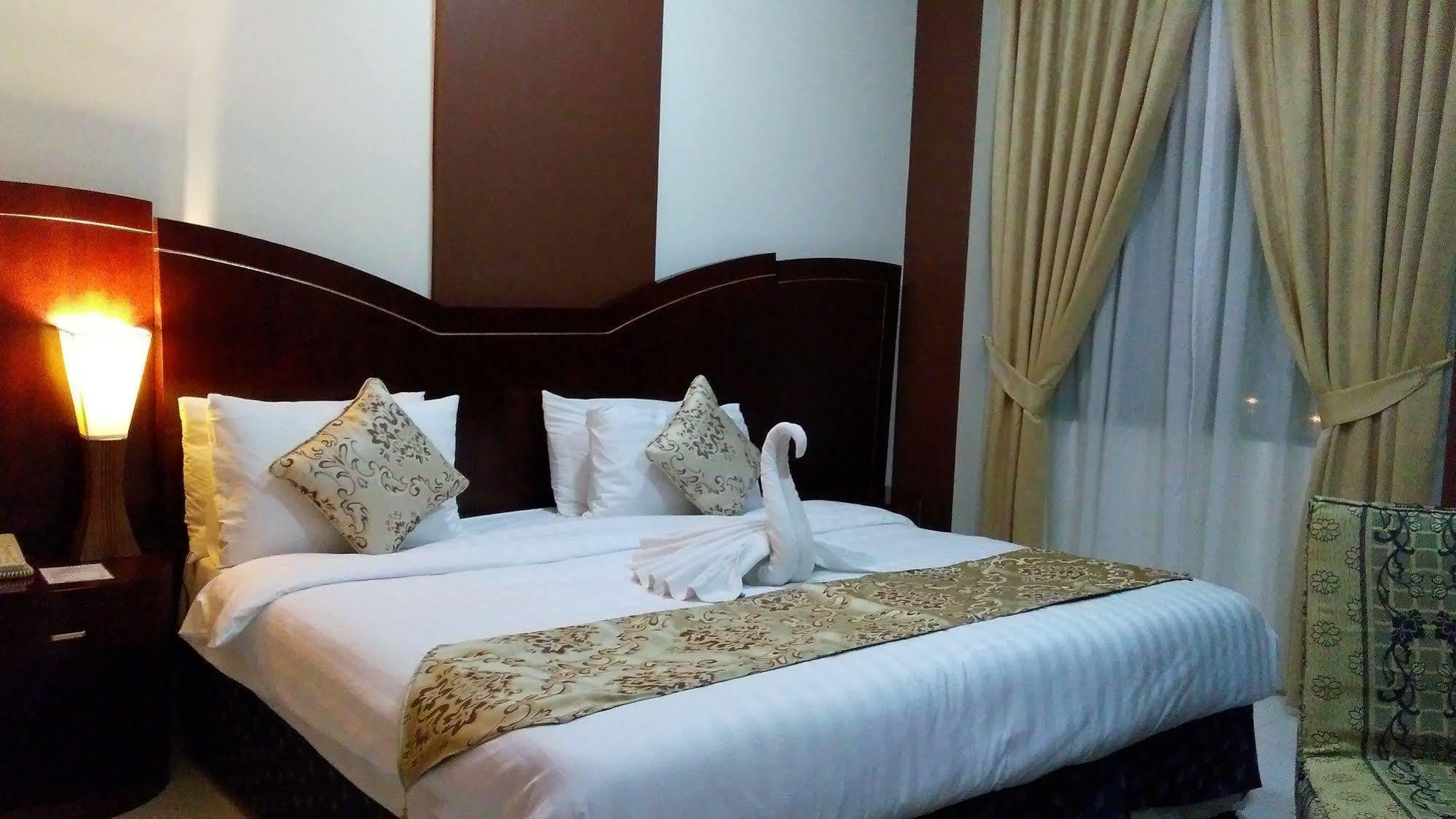 Royal Crown Suites Schardscha Exterior foto