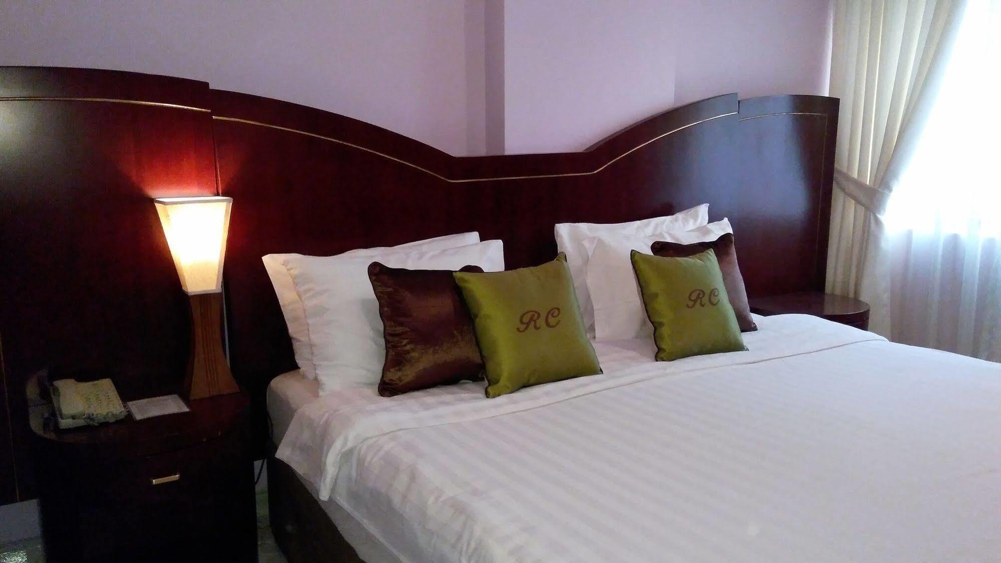 Royal Crown Suites Schardscha Exterior foto